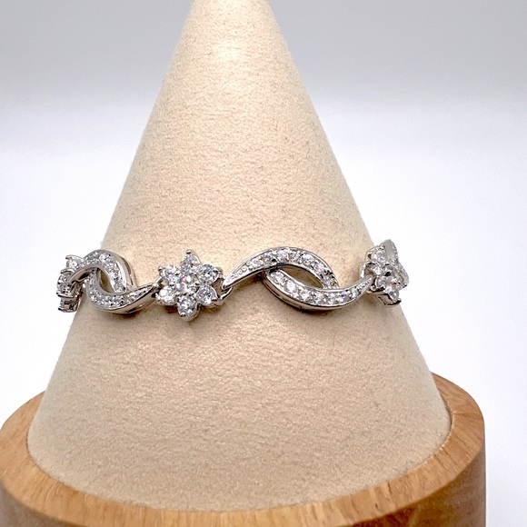 .925 Sterling Silver Clear Cz Flower And Crisscross Design Bracelet - Picture 4 of 14
